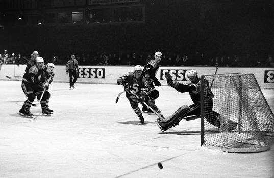Situation framför William Löfqvist, målvakt i Brynäs