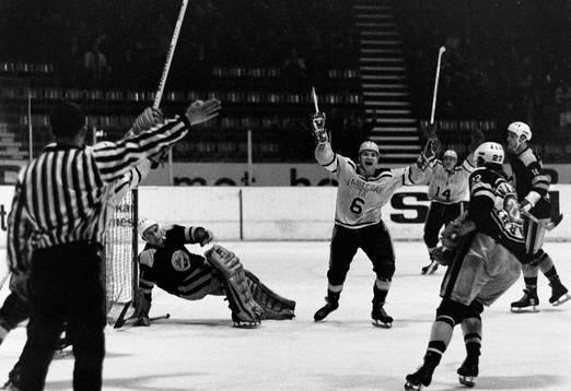 Pucken i mål Leif Holmqvist, målvakt i AIK och jubel i