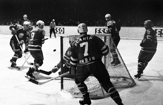 Situation framför Curt Larsson, målvakt i Södertälje