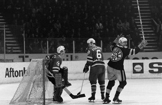 Pucken i mål bakom Curt Larsson, målvakt i Södertälje