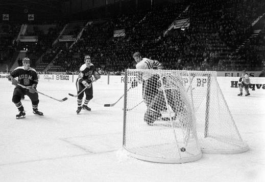 Tord Lundström ser pucken gå i mål bakom finlands