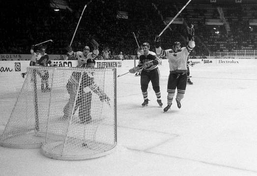 Tord Lundström ser pucken gå i mål bakom finlands