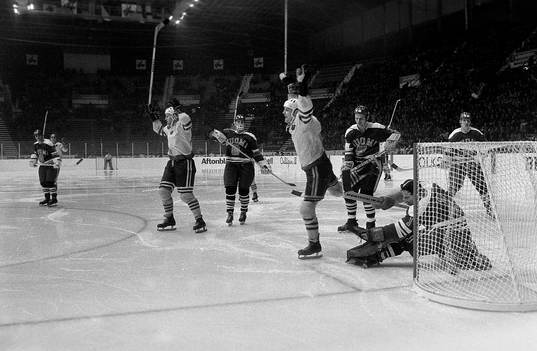 Pucken i mål mål bakom finlands målvakt Urpo Ylönen och