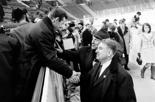 Sovjets f.d storstjärna Boris Majorov hälsar på