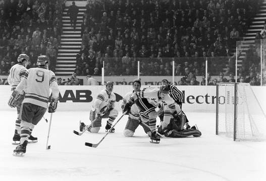 Tord Lundström  framför Viktor Zinger, målvakt i Sovjet