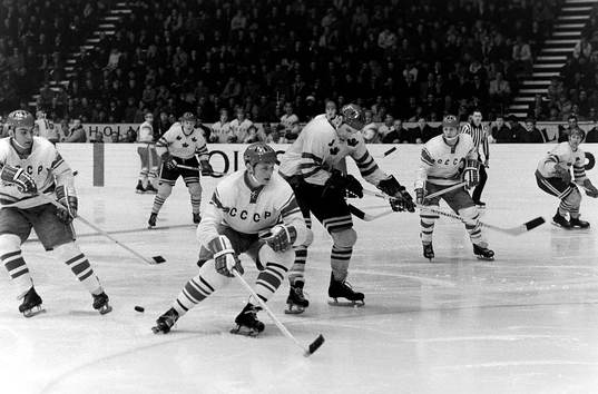 Tord Lundström i kamp om pucken