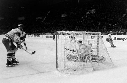 Pucken i mål bakom Viktor Zinger, målvakt i Sovjet
