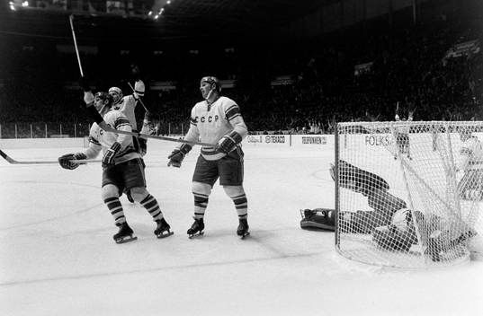 Pucken i mål bakom Viktor Zinger, målvakt i Sovjet