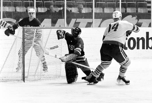 Ulf Sterner framför Mike Curran, målvakt i USA