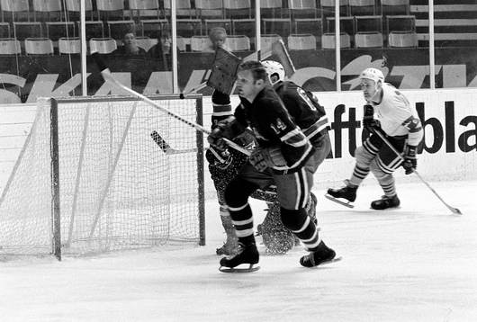 Ulf Sterner framför Mike Curran, målvakt i USA