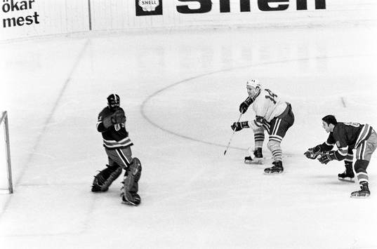 Ulf Sterner fri med Mike Curran, målvakt i USA