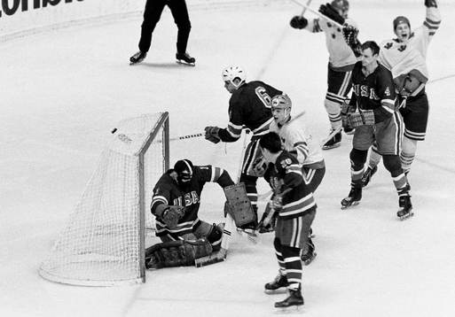 Stig-Göran Johansson gör mål Mike Curran, målvakt i USA