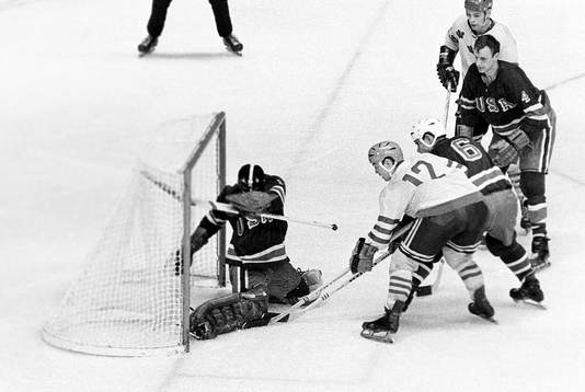 Stig-Göran Johansson framför Mike Curran, målvakt i USA