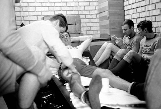 Spelarna får massage. i bakgrunden Ulf Sterner