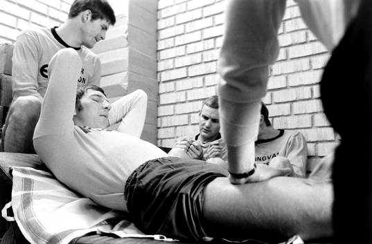 Leif Henriksson får massage. i bakgrunden Ulf Sterner
