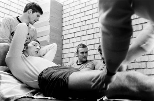 Leif Henriksson får massage. i bakgrunden Ulf Sterner