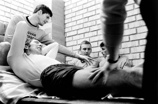 Leif Henriksson får massage. i bakgrunden Ulf Sterner