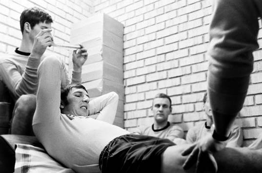 Leif Henriksson får massage. i bakgrunden Ulf Sterner