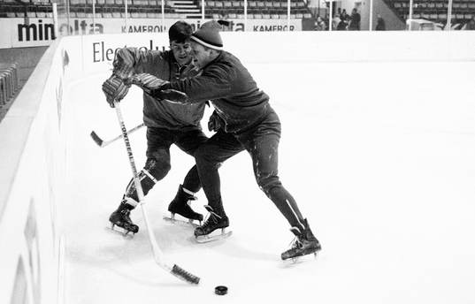 Lek på träningen. Tord Lundström till vänster