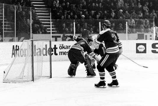 Pucken i mål bakom finlands målvakt Urpo Ylönen