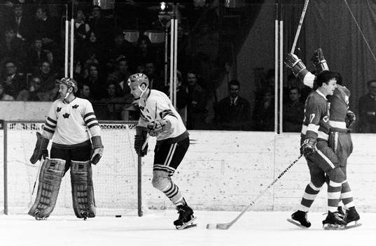 Pucken i mål bakom Leif Holmqvist, målvakt i Sverige och