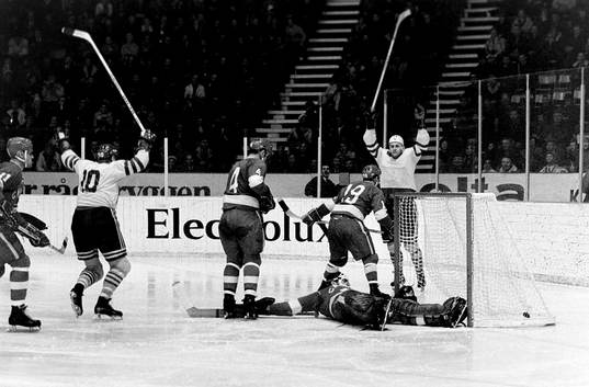 Pucken i mål bakom kanadas målvakt och Och Ulf Sterner