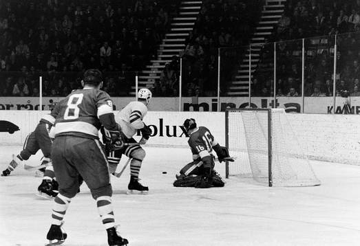 Ulf Sterner framför kanadas målvakt