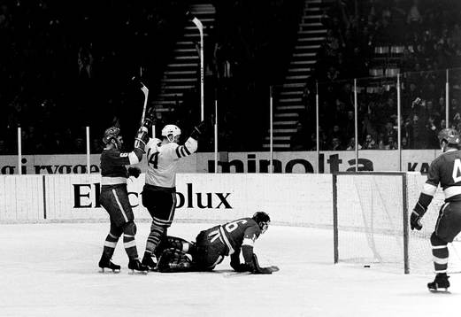 Pucken i mål bakom kanadas målvakt och Ulf Sterner jublar