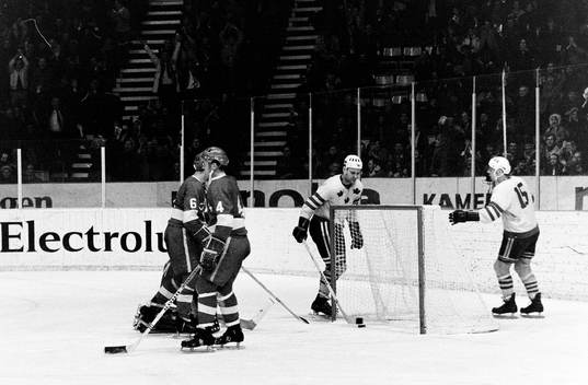 Pucken i mål bakom kanadas målvakt och Ulf Sterner jublar