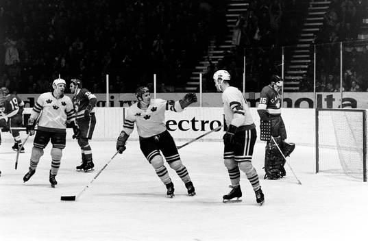 Pucken i mål bakom kanadas målvakt och Ulf Sterner jublar