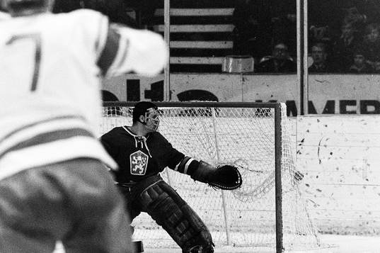 Pucken i mål bakom tjeckernas målvakt Vladimir Dzurilla