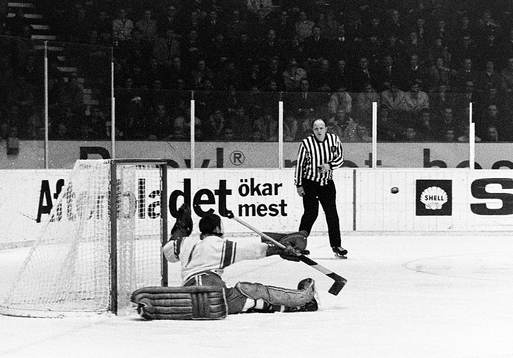 Sovjets målvakt Viktor Zinger i aktion