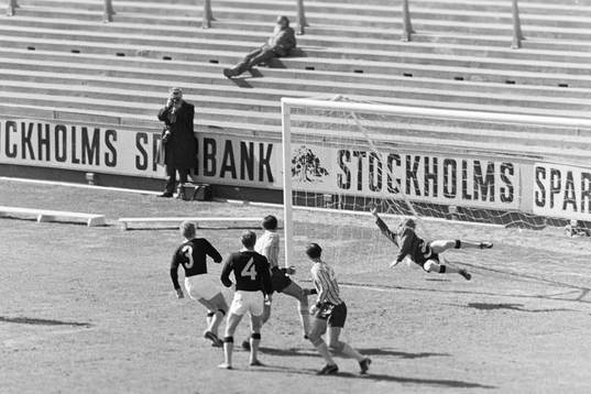 Bollen i mål bakom AIK:s målvakt Ronny Gustafsson