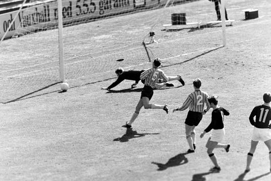 Djurgårdens målvakt Ronney Pettersson ser bollen gå