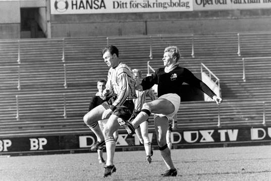 AIK:s Jim Nildén i ryggen på en djurgårdare