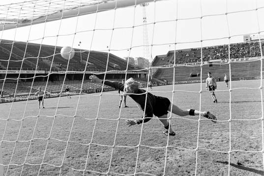 AIK:s målvakt Ronny Gustafsson i aktion