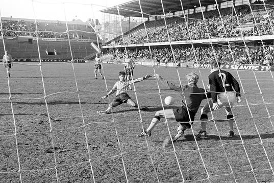 Djurgårdens Claes Cronqvist oroar AIK:s målvakt Ronny