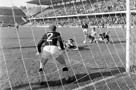 Situation framför målbur och AIK:s målvakt Ronny