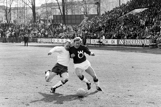 Leif Eriksson, Örebro till höger i kamp om bollen