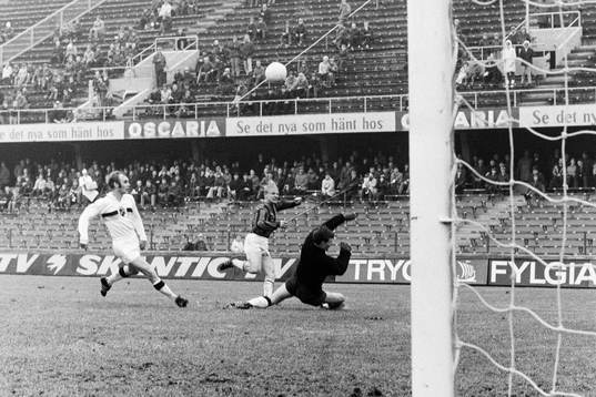 Hans Johansson, GAIS framför Leif Hult, målvakt i AIK