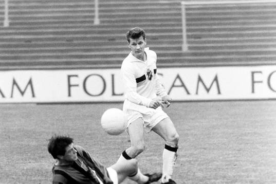 Kurt Andersson, AIK uppvaktas av Jan Olsson, GAIS