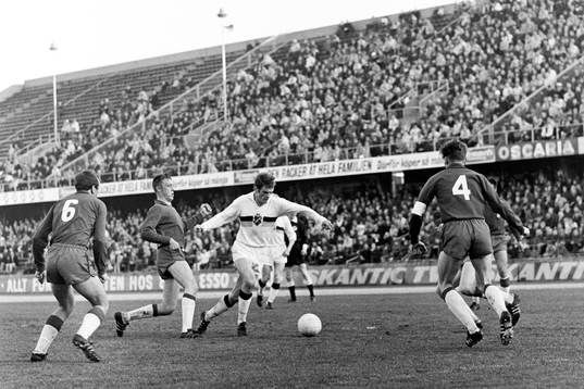 AIK:s Lars-Tony Hedström med bollen