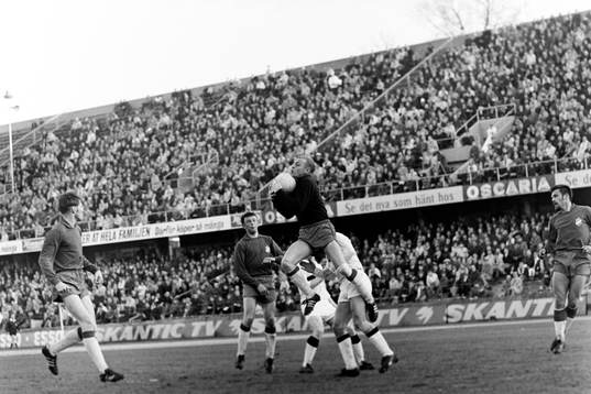 Östers målvakt Göran Hagberg med bollen i famnen