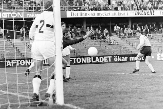 Situation framför AIK:s målvakt Leif Hult