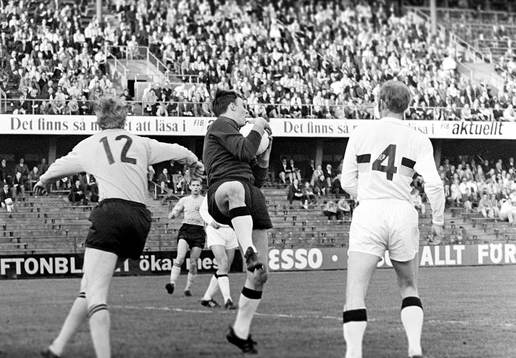 AIK:s målvakt Leif Hult med bollen i famnen