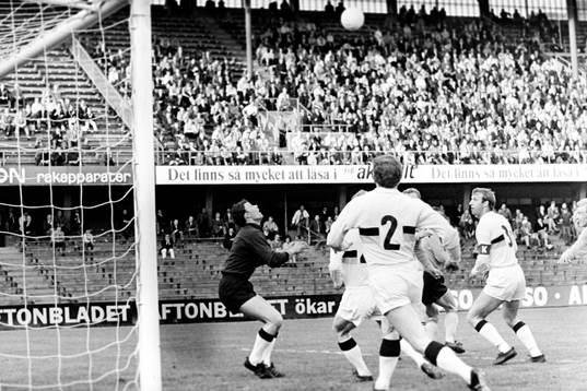 Situation framför AIK:s målvakt Leif Hult
