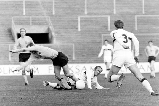 Elfsborgs Gert Christiansson stoppas av Curt Edenvik, AIK