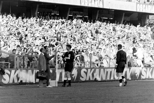 Åtvidabergs tränare Bengt Gustavsson i samtal med domaren