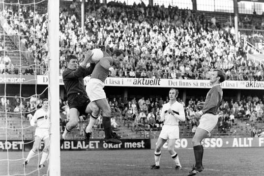 Situation framför AIK:s målvakt Leif Hult