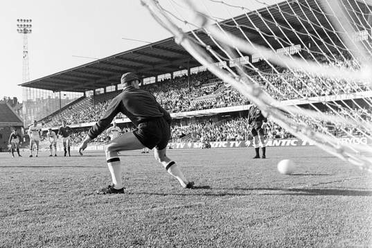 Situation framför AIK:s målvakt Leif Hult